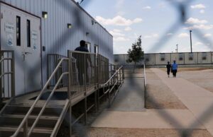 Mãe e filho da Nova Zelândia mantidos na custódia do futebol dos EUA semanas após o erro de papelada Ice South Texas Family Residential Center