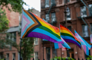 Maga Fury depois dos meninos suspensos por confrontar o aluno trans no vestiário Maga Fury depois dos meninos suspensos por confrontar o aluno trans no vestiário