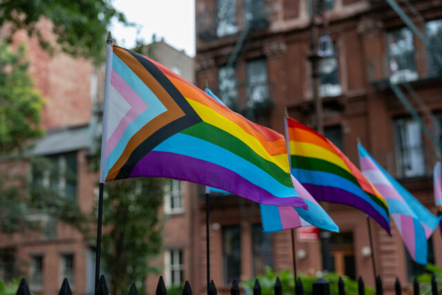 Maga Fury depois dos meninos suspensos por confrontar o aluno trans no vestiário



