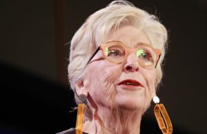Maggie Beer tem um prazo financeiro urgente para sua antiga missão de cuidados CANBERROR, Austrália - 13 de agosto: Maggie Beer, fundadora do endereço da Maggie Beer Foundation no meio do National Press Club em 13 de agosto de 2025 em Canberi, Austrália. (Foto de Hilary Paperhaugh / Getty Images)