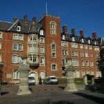 Malvern St James (foto) foi comprado em fevereiro e, em março, anunciou que levaria meninos para que ele atraísse o 'mercado internacional de embarque internacional' no exterior '