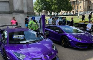 Mais de 70 super carros no valor de £ 7 milhões em Londres – incluindo par de lamborghinis roxos, Ferraris e Porsches Em uma operação de fim de semana, liderada pela polícia e apoiada pela Agência de Seguro Motor (MIB), até 72 veículos foram presos com um valor coletivo de quase 7 milhões de libras em toda a capital. Isso incluiu um par de lamborghinis roxos (imagem), Ferraris e Porsches
