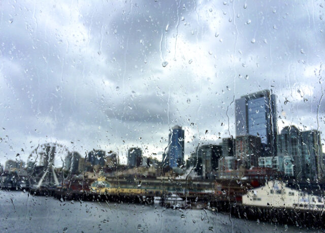Mais de um mês de chuva previu cair na hora apenas em dois estados

