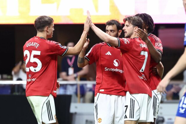 Mason Mount toca contra a Fiorentina.