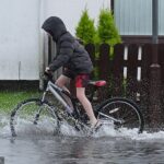 Partes da Grã -Bretanha e da Irlanda serão abusadas pela tempestade. Imagem: Um ciclista andando pela água da enchente em Bay Estate em Dundalk, Co Louth, na semana passada
