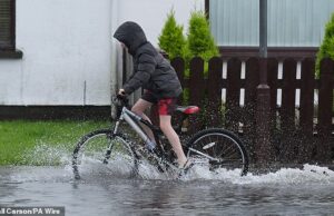 “Mantenha suas portas fechadas!” Especialistas incentivam Briter a ficar dentro de casa quando Amber Aviso para Storm Floris é emitido com ventos de 85 km / h temidos pela Escócia – com uma empresa ferroviária alerta os passageiros a não viajarem mais do que o Newcastle Partes da Grã -Bretanha e da Irlanda serão abusadas pela tempestade. Imagem: Um ciclista andando pela água da enchente em Bay Estate em Dundalk, Co Louth, na semana passada