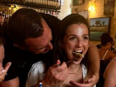 Marisa Abela, de Amy Winehouse, usava um biquíni acaso e revelando para festejar com os amigos durante sua extravagante noite de galinha em Malta antes de se casar com Jamie Bogyo. De volta à estrela negra Marisa Abela festejou com amigos em meio a sua galinha encharcada de sol em Malta nesta semana antes de dar o nó com o noivo Jamie Bogyo