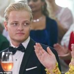 Marius Borg Høiby foi acusado de 32 crimes, incluindo quatro estupros (vistos em 2022 com sua mãe princesa Mette-Marit)