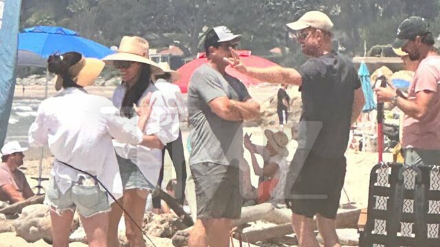 Markle Markle e Príncipe Harry chegaram à praia para Surchees

