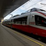 Um homem argelino de 24 anos sobreviveu a presa para o lado de fora de um trem de alta velocidade na Áustria depois