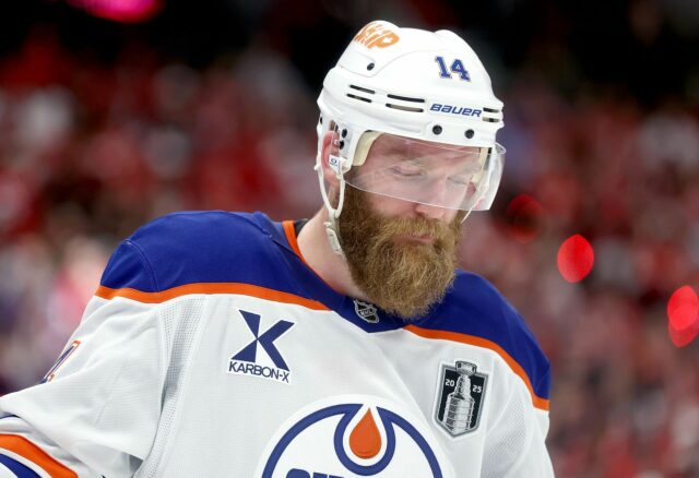 Mattias Ekholm, do analista da NHL, devido a preocupações com idade e lesão, "podem cair rapidamente do penhasco"


