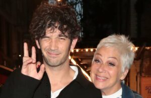Matty Healy, mãe Denise Welch, consoles depois de Taylor Swift Comentários GetTyImages-2170431669-Matty-Healy-consols-Mom-Desenis-Welch-1-Week-After Taylor-Swift-Comments.jpg