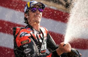 Maverick Vinals revelou a motivação para comemorar a vitória sobre Rossi, Lorenzo e Pedrosa Maverick Vinals revelou a motivação para comemorar a vitória sobre Rossi, Lorenzo e Pedrosa