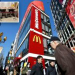 Os pedestres passam por McDonald em Tóquio.