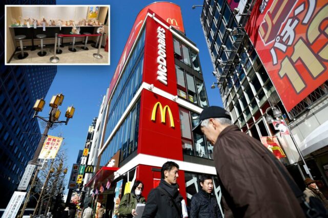 Os pedestres passam por McDonald em Tóquio.