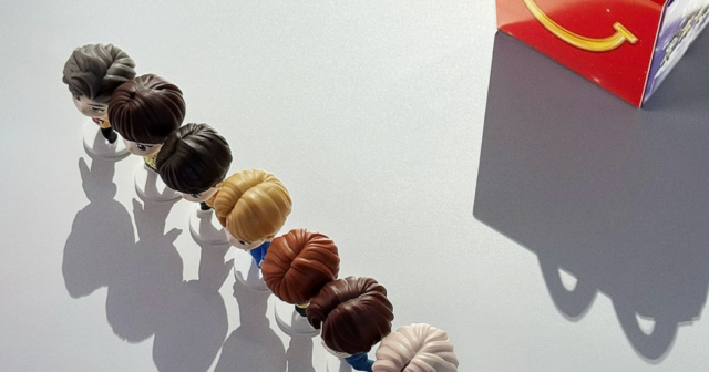 Jungkook, V, Jimin, Suga, Jin, RM e J-Hope como personagens de desenhos animados de Tinytan nas novas refeições Happytan do McDonald's. 