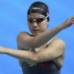 Yu Zidi, da China, está se preparando para competir nas finais de Butterfly de 200 metros das mulheres no World Water Sports Championships em Cingapura na quinta -feira, 31 de julho de 2025.