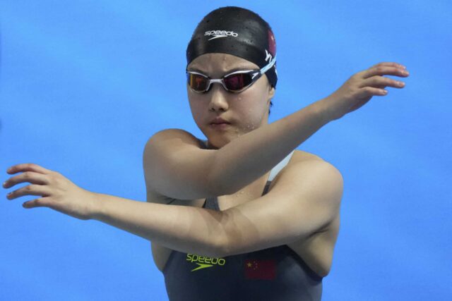 Yu Zidi, da China, está se preparando para competir nas finais de Butterfly de 200 metros das mulheres no World Water Sports Championships em Cingapura na quinta -feira, 31 de julho de 2025.