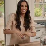 A duquesa de Sussex (na foto no trailer da segunda temporada de seu show da Netflix) compartilhou uma atualização sobre sua próxima temporada de With Love, Meghan
