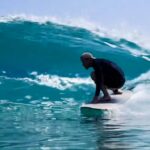 Meghan Markle compartilhou um novo vídeo do príncipe Harry surfando no Instagram - ao lado de uma trilha sonora comemorando -o como 'que homem poderoso poderoso'