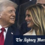 Trump e Melania com Jeffrey Ephesus e Ghislaine Maxwell para Mar-A-Apple em 2000.