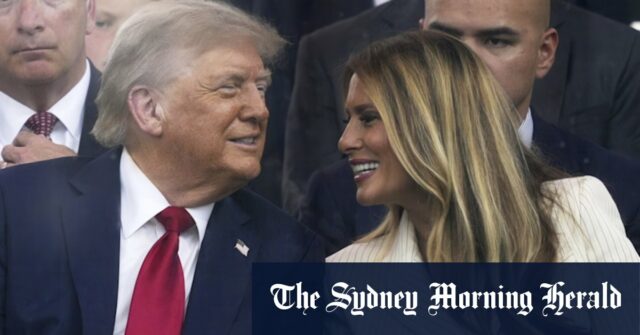 Trump e Melania com Jeffrey Ephesus e Ghislaine Maxwell para Mar-A-Apple em 2000.