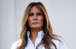 Melania Trump apela Putin para proteger a inocência das crianças na “letra de paz” emocional -comprovada por Trump A primeira -dama Melania Trump escreveu uma carta pessoal a Vladimir Putin tratada através do marido na cúpula do Alasca