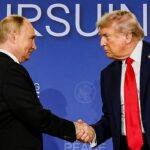 Foi anunciado como um triunfo da diplomacia para dois dos grandes 'prateados' do mundo, enquanto Donald Trump (à direita) e Vladimir Putin (à esquerda) procuraram acabar com os combates na Ucrânia na Ucrânia