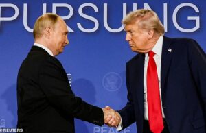 Melania Trump é a única orelha real de Trump e ela quer ter certeza de que ele deixa um legado de ser o homem que “salvou o mundo”. Foi anunciado como um triunfo da diplomacia para dois dos grandes 'prateados' do mundo, enquanto Donald Trump (à direita) e Vladimir Putin (à esquerda) procuraram acabar com os combates na Ucrânia na Ucrânia