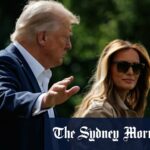 Donald e Melania Trump andam na grama do sudoeste da Casa Branca antes de embarcar no Marine One em julho.