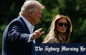 Melania Trump escreve a carta particular para Vladimir Putin Donald e Melania Trump andam na grama do sudoeste da Casa Branca antes de embarcar no Marine One em julho.