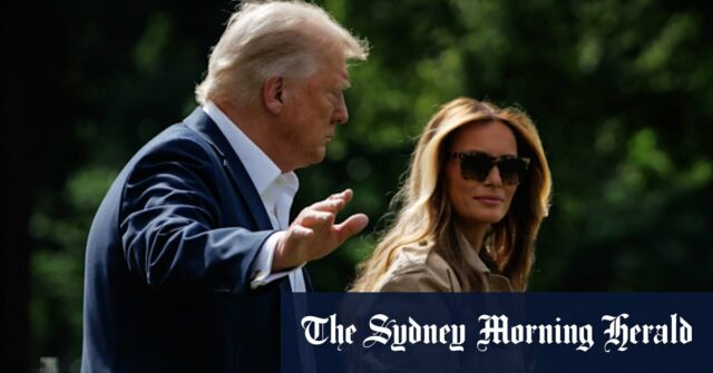 Donald e Melania Trump andam na grama do sudoeste da Casa Branca antes de embarcar no Marine One em julho.