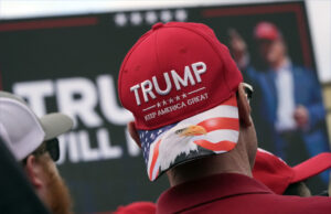 Menino está condenando os democratas por Trump Hemorragindo -os completamente seco Um policial acompanha Andrew Tate, centro, algemado, do Tribunal de Apelação em Bucareste, Romênia, terça -feira, 12 de março de 2024. O influenciador on -line Andrew Tate foi detido na Romênia e entregou um mandado de prisão emitido pelas autoridades britânicas, disse seu porta -voz na terça -feira. (AP Photo/ Alexandru Debre)