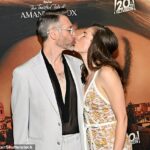 Amanda Knox sorriu e compartilhou um beijo com o marido-na estréia de uma mini-série dramatizada do caso da vida real que a viu acusada de matar seu apartamento durante um ano no exterior