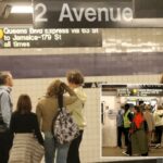 O Metro Riders está esperando um trem na 2nd Avenue Station, em Nova York, NY, 20 de outubro de 2024.