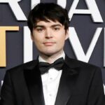 Michael Longfellow se torna o mais novo participante do elenco para sair do 'Saturday Night Live' antes do período 51