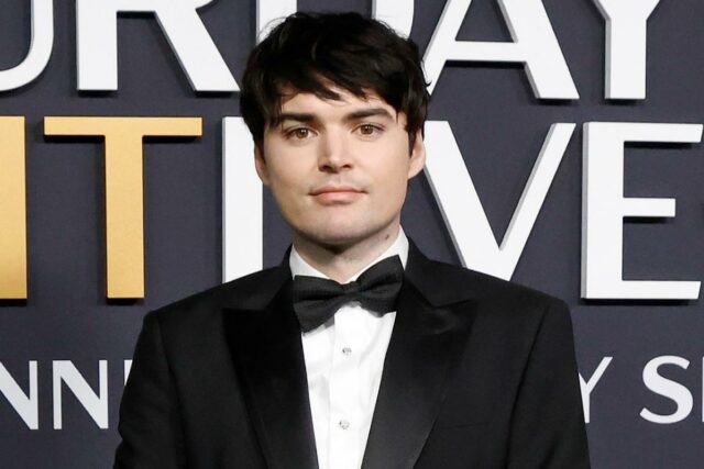 Michael Longfellow se torna o mais novo participante do elenco para sair do 'Saturday Night Live' antes do período 51 

