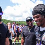 Michael Phelps oferece aulas de natação no campo de treinamento dos Ravens