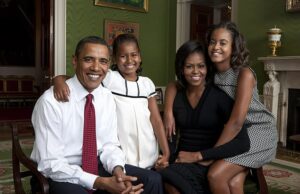 Michelle Obama Nitpicks Barack e filha mais nova Sasha no último episódio de podcast Michelle e Barack Obama retratados com as filhas Sasha (em branco) e Malia (em vestido com estampamento preto e branco) enquanto morava na Casa Branca em 2009