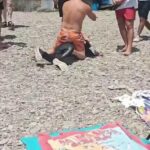 Dezenas de migrantes de barco foram manuseados e presos por turistas depois de pousar em uma praia espanhola lotada