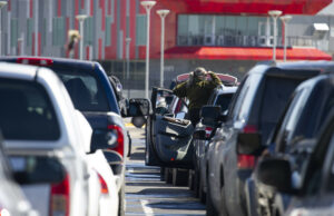 Milhares de americanos são instruídos a evitar pistas drive-through Milhares de americanos são instruídos a evitar pistas drive-through