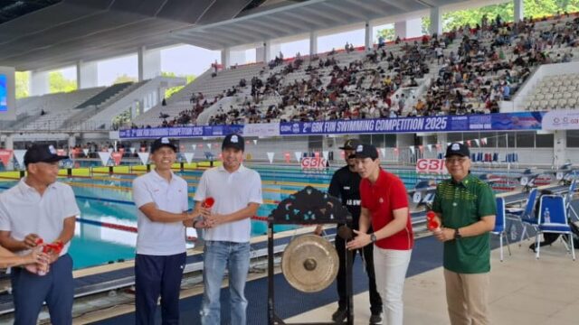 Milhares de jovens nadadores seguem a segunda competência divertida de natação do GBK 2025: sementes mais altas da Indonésia natando

