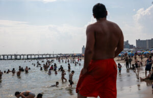 Milhões disseram para usar roupas fechadas como a temperatura dos riscos de calor “ Milhões disseram para usar roupas fechadas como a temperatura dos riscos de calor "