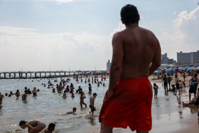 Milhões disseram para usar roupas fechadas como a temperatura dos riscos de calor "

