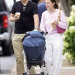 A nova mãe Millie Bobby Brown foi vista pela primeira vez com sua filha adotiva depois de revelar sua surpresa Baby News na quinta -feira