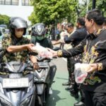 Momento Dirjenpas compartilhe 500 pacotes de alimentos grátis para a comunidade