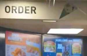 Momento O cliente do McDonald’s pula o balcão e começa a sino com a equipe Este é o momento chocante (foto), um cliente do McDonald's pulou sobre o balcão e começou a discutir com a equipe