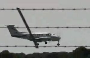 Momento Plano Privado faz pouso de emergência no aeroporto de Birmingham e causa caos por milhares: as famílias permanecem em lágrimas com as férias de verão destruídas quando todos os vôos fundados por horas Um avião desceu a pista para fazer um pouso de emergência no aeroporto de Birmingham hoje e forçou o cancelamento de muitos vôos até pelo menos 20,00