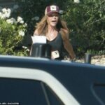 Fotos dramáticas mostram o momento em que Denise Richards foi confrontada pela polícia durante sua visita à casa de Aaron Phypers Calabasa no domingo, apenas alguns dias depois que ela fez uma ordem de restrição temporária nele
