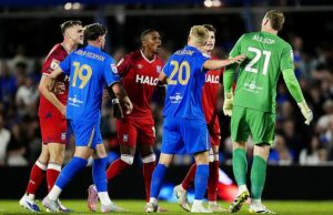 Momento chocante do futebol Thug tenta combater os jogadores da oposição sob feia briga no jogo de abertura da temporada – antes de serem achatados pela segurança As tensões cozinhadas nos estágios finais da abertura do campeonato de Birmingham contra Ipswich